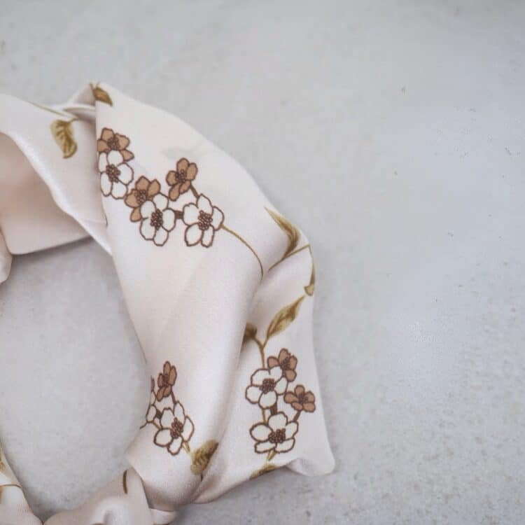 7D 3921 Silkeskjerf mini, beige med blomstee_3