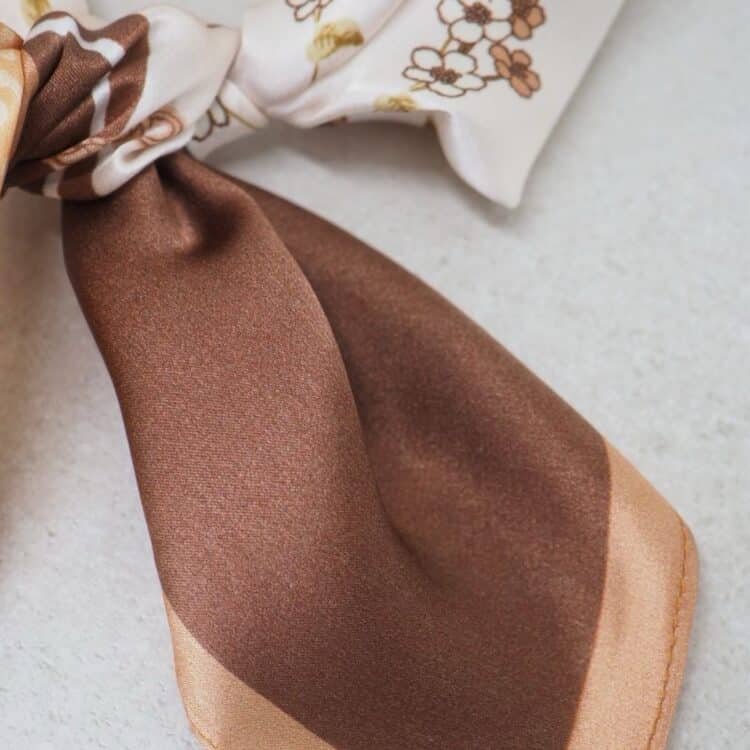7D 3921 Silkeskjerf mini, beige med blomstee_4