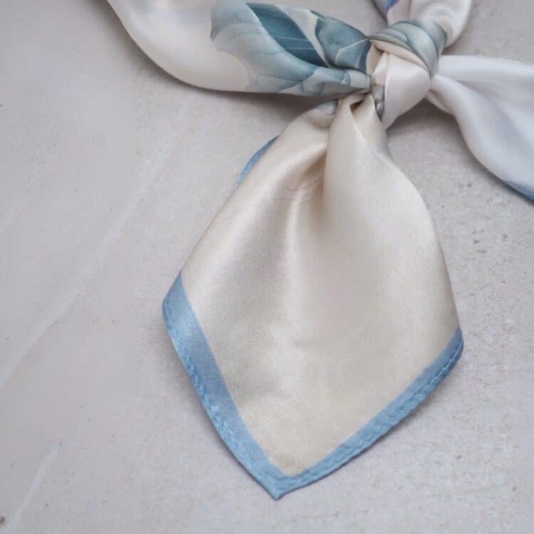 7D 3945 Silkeskjerf 70x70, beige og lyseblå_3