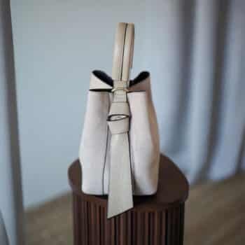 Bucket bag, semsket lys beige
