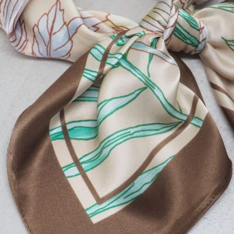 Silkeskjerf 70x70, brun_beige med botanisk trykk 2