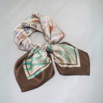 Silkeskjerf 70x70, brun/beige med botanisk trykk