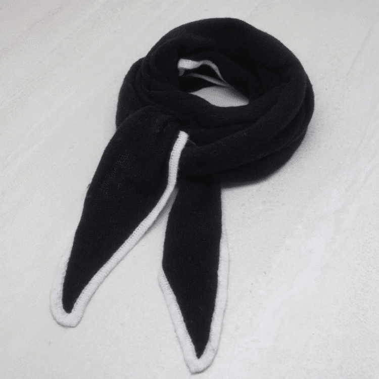 7d3532-7days-trekantskjerf-tofarget-svart-off-white_1