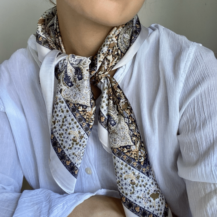 7d3761-satengskjerf-paisley-blå-offwhite_1