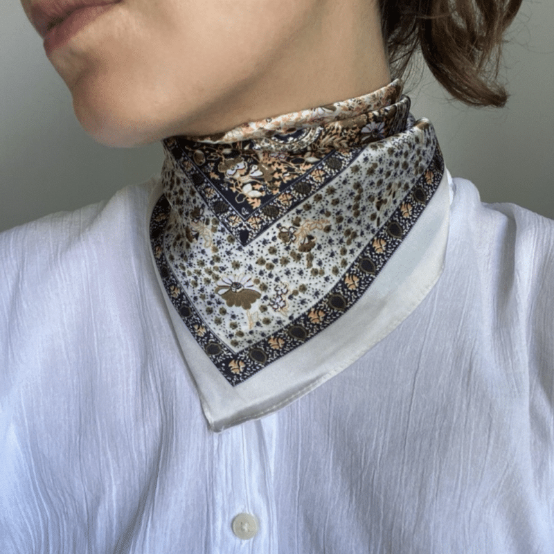 7d3761-satengskjerf-paisley-blå-offwhite_2