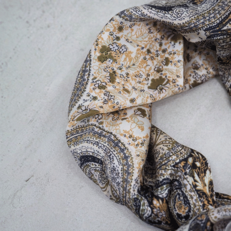 7d3761-satengskjerf-paisley-blå-offwhite_6