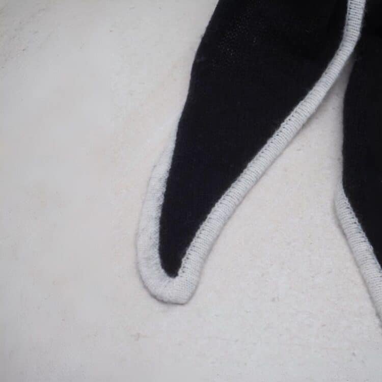 7D 3532 Trekantskjerf merinoull, tofarget svart og off-white_2