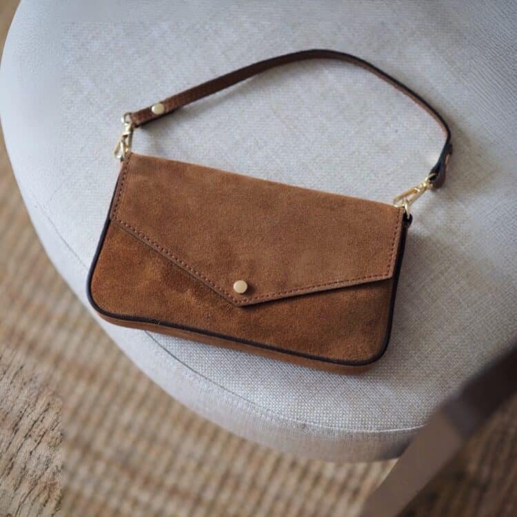 7D 6069 Konvolutt-skinnclutch semsket camel_1