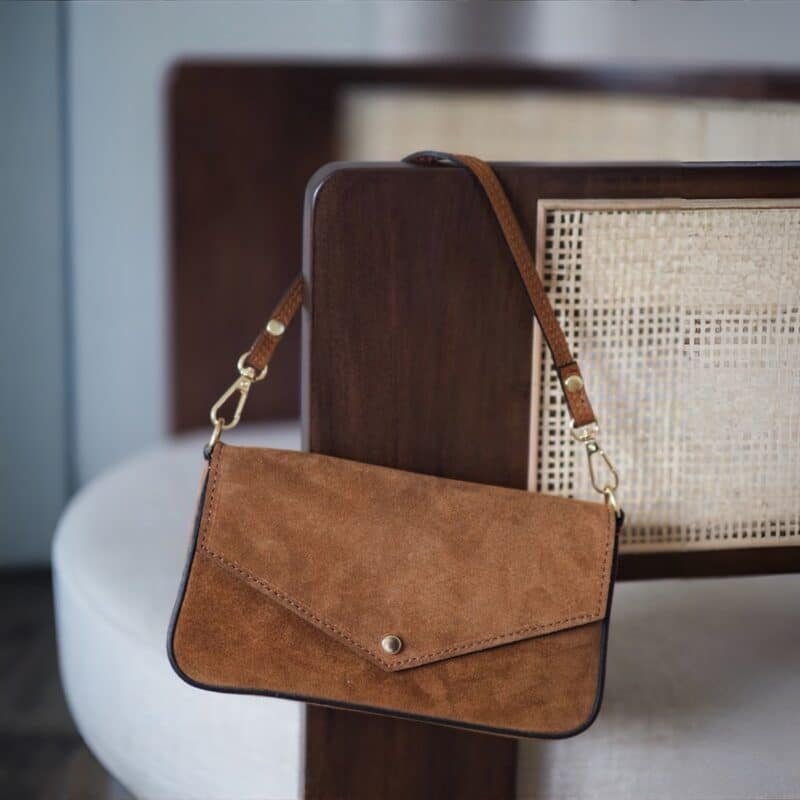 7D 6069 Konvolutt-skinnclutch semsket camel_4