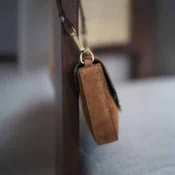 Konvolutt-skinnclutch, semket camel