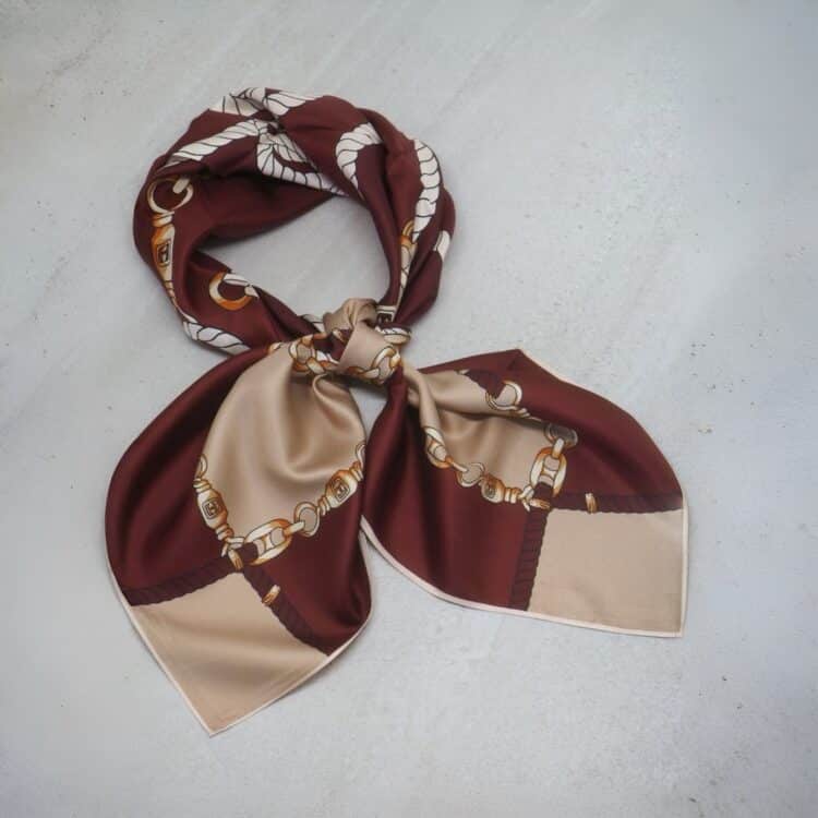 7D 6281 silkeskjerf stort, bordeaux og beige med gulldetaljer_1