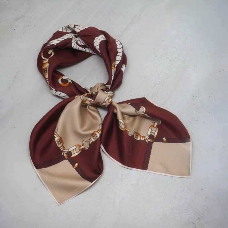 7D 6281 silkeskjerf stort, bordeaux og beige med gulldetaljer_1