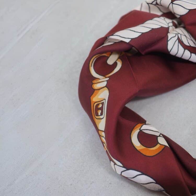 7D 6281 silkeskjerf stort, bordeaux og beige med gulldetaljer_2