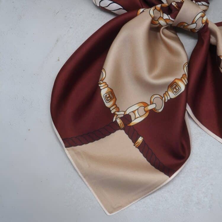 7D 6281 silkeskjerf stort, bordeaux og beige med gulldetaljer_3