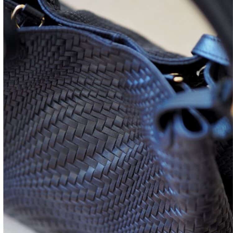 7D 6397 Noelle Weave - stor flettet skinkveske, mørkeblå_2