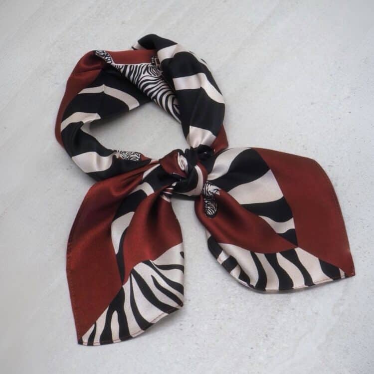 7D 6717 silkeskjerf 70x70 bordeaux sebra_1