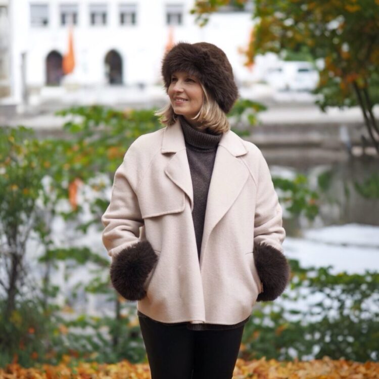7D 7400 7424 7417 Lue i fuskepels brun, svart og beige og mansjetter i fuskepels_15