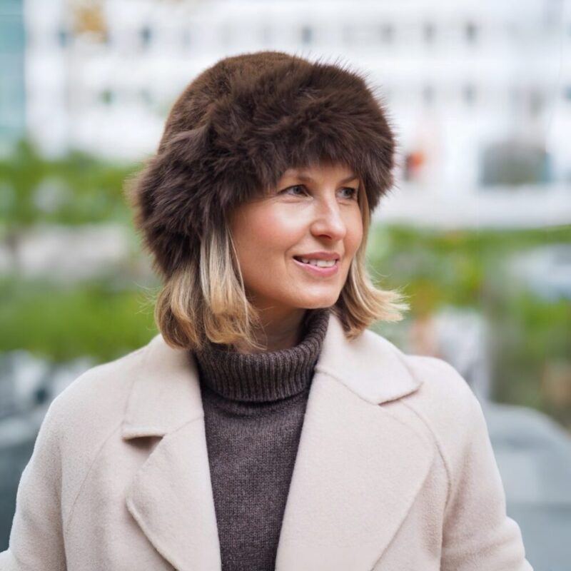 7D 7400 7424 7417 Lue i fuskepels brun, svart og beige og mansjetter i fuskepels_16