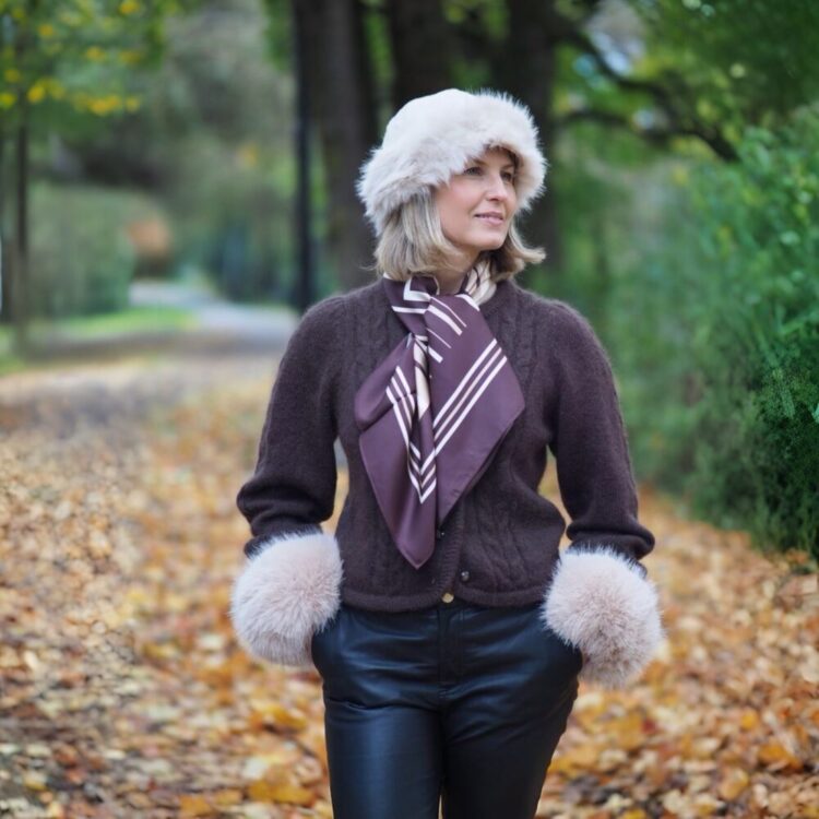 7D 7400 7424 7417 Lue i fuskepels brun, svart og beige og mansjetter i fuskepels_19