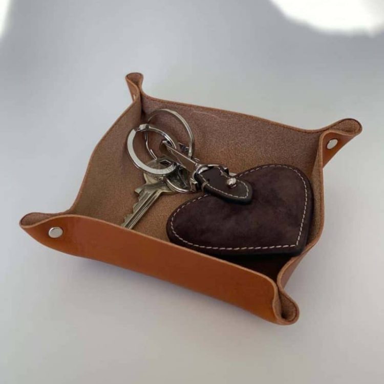 59 0002 Castelijn Beerens Tray Cognac og DE118 Decadent Heart Keyring Suede Dark Brown 3